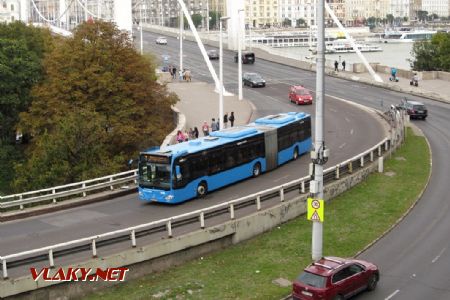 Budapešť: autobus typu MB Citaro sjíždí na lince 7 z mostu Erszébet híd na budínské straně, 30.09.2017 © Dominik Havel