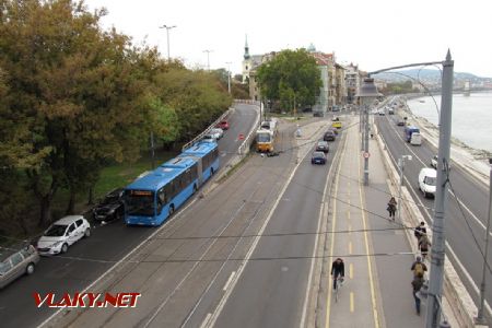 Budapešť: po nábřeží Friedrich Born rakpart jede autobus typu MB Connecto na lince 7 a tramvaj typu T5C5 na lince 41, 30.09.2017 © Dominik Havel