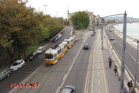 Budapešť: po nábřeží Friedrich Born rakpart jede tramvaj typu T5C5 na lince 41 směrem na Kamaraerdei Ifjúsági Park, 30.09.2017 © Dominik Havel