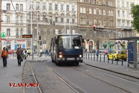 Budapešť: do prostoru zastávky Mester utca / Ferenc körút najíždí autobus NAD typu Ikarus 260.46 z roku 1989, 30.09.2017 © Dominik Havel