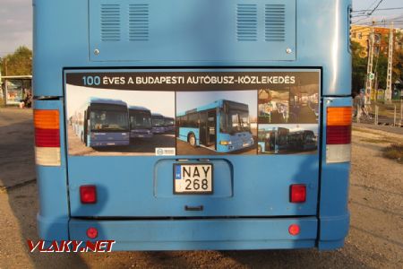 Budapešť: reklama na 100 let autobusů v Budapešti neopustila záď autobusu typu Ikarus 412 30A z roku 2001 ani po pěti letech, 30.09.2017 © Dominik Havel