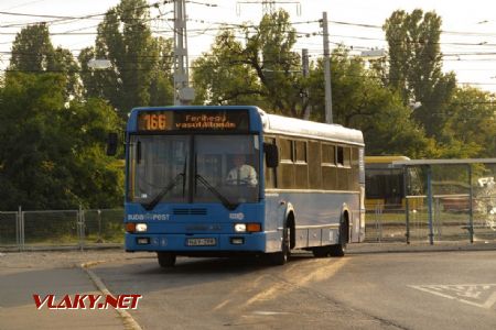 Budapešť: autobus typu Ikarus 412 30A z roku 2001 najíždí do výchozí zastávky linky 166 Gubacsi út / Határ út, 30.09.2017 © Dominik Havel