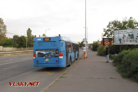 Budapešť: autobus typu Ikarus 412 30A z roku 2001 opouští na lince 166 zastávku Torontál utca, 30.09.2017 © Dominik Havel