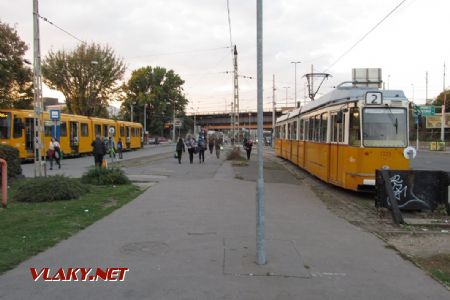 Budapešť: tramvaj typu Ganz KCSV7 z roku 1969 stojí na konečné linky 2 Közvágóhíd, 30.09.2017 © Dominik Havel