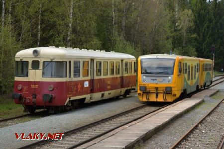 Květná, setkání vozu pro filmování s pravidelným vlakem, 8.5.2017 © Pavel Stejskal