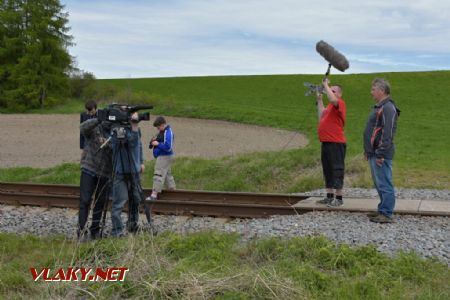 Filmování komentáře o historii místní trati, 8.5.2017 © Josef Vendolský