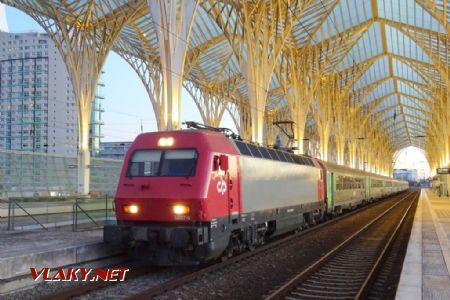 Lisboa Oriente, lokomotiva ř. 5600 s vozy domácího výrobce Sorefame dle francouzské licence, 12.11.2017 © Jiří Mazal