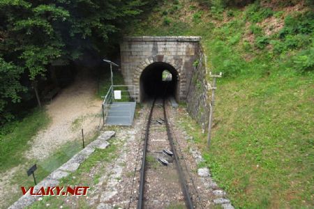 13.07.2017 - Mendelbahn: podivná bezbariérová zastávka na výjezdu z tunelu © Dominik Havel