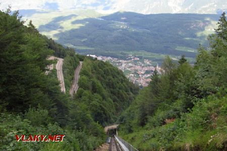 13.07.2017 - Mendelbahn: silnice na Mendelpass a Kaltern v údolí © Dominik Havel