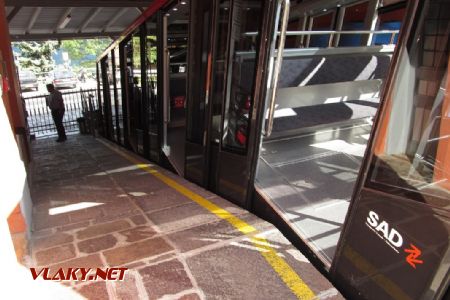 13.07.2017 - Mendelbahn: naklonění nástupiště a podlahy lanovky. Vodorovné není ani jedno © Dominik Havel