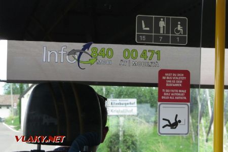 13.07.2017 - minibus na lince 135.4: ''Zranil ses v autobuse? Řekni to řidiči.'' V italštině se řidič řekne autista. © Dominik Havel