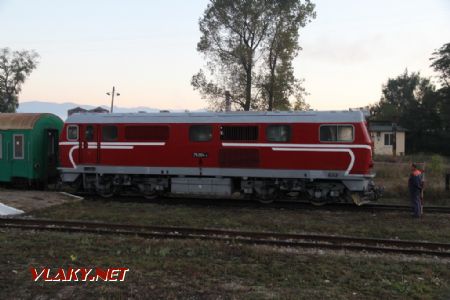 10.2014 - Bansko: 75.004 s nočným vlakom PV16101 čaká na vykrižovanie © Martin Hajtmanský