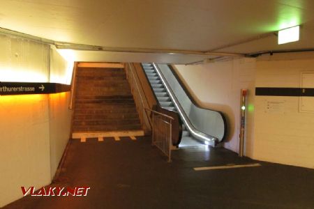 16.07.2017 – Curych: podzemní stanice Tierspital, obousměrný eskalátor © Dominik Havel