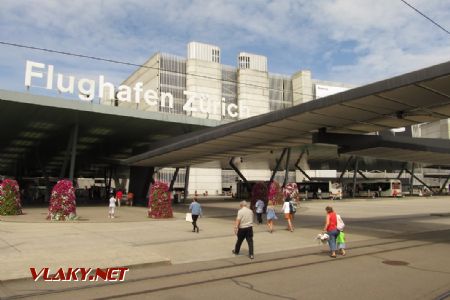 16.07.2017 – Zürich Flughafen: před halou bez aut © Dominik Havel