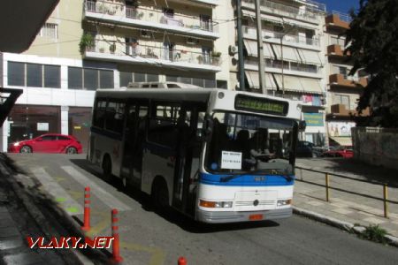 Autobusík motající se divokými pireuskými uličkami 19. 1. 2018 © Libor Peltan