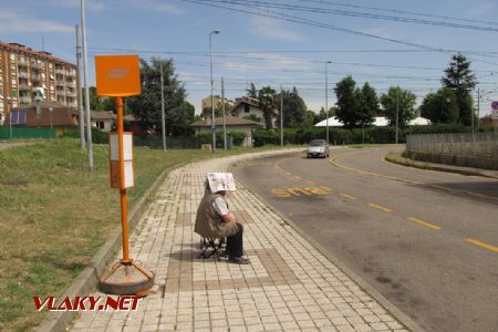 17.07.2017 – Rozzano: čekání na autobusové zastávce © Dominik Havel