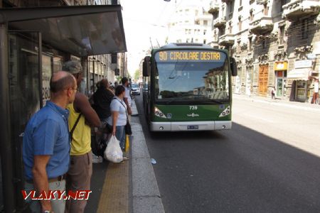 17.07.2017 – Milano: trolejbus Van Hool na lince 90 (okružní doprava, tedy ve směru hodinových ručiček) © Dominik Havel
