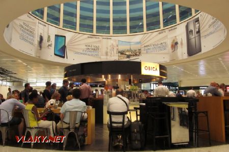 17.07.2017 – letiště Malpensa: jediná možnost, kde se v přepravním prostoru posadit © Dominik Havel
