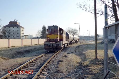 01.03.2018 - Lokomotiva 742.434 odstavuje cisterny v areálu lihovaru Ethanol Energy © Rostislav Kolmačka