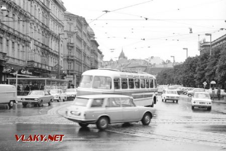 xx.08.1968  - Viedeň, začiatok Mariahilferstrasse s čs. výletným autobusom Škoda 706  RTO © Juraj Földes