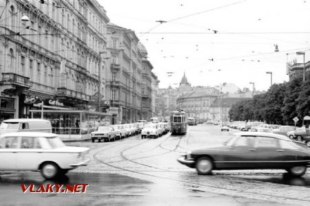 xx.08.1968 - Viedeň, začiatok Mariahilferstrasse, ešte s električkovou traťou © Juraj Földes