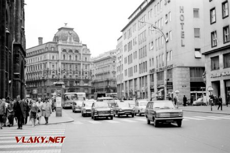 xx.08.1968 - Viedeň, premávka pred svätoštefánskym dómom. Dnešný Haas-Haus tiež ešte nestál © Juraj Földes