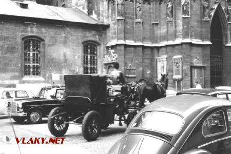 xx.08.1968 - Viedeň, fiakre pred dómom zostali dodnes, autá zmizli, turistov pribudlo © Juraj Földes