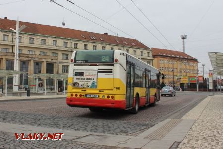 24.03.2018 - Hradec Králové: Irisbus Citelis 12M č. 166 na lince 24 pokračuje k THD © PhDr. Zbyněk Zlinský