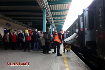 24.03.2018 - Hradec Králové hl.n.: osádka vlaku vykládá absorpční rohože, ... © PhDr. Zbyněk Zlinský