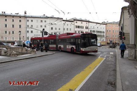 29.12.2017 – Salzburg: Solaris Trollino 18 odbočuje k tunelu (semafor je kvůli manévrovacím možnostem trolejbusu předsazen) © Dominik Havel