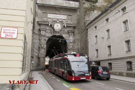 29.12.2017 – Salzburg: Solaris Trollino 18 MetroStyle opouští tunel © Dominik Havel
