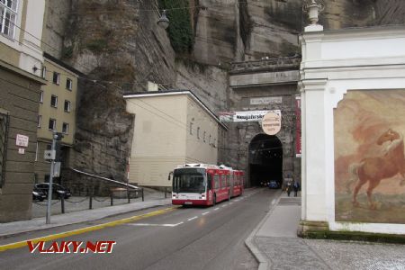 29.12.2017 – Salzburg: Van Hool AG 300 T před tunelem Sigmundstor © Dominik Havel