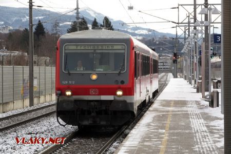 29.12.2017 – Salzburg: usmívající se strojvedoucí přiváží 628 572 do zastávky Aiglhof © Dominik Havel