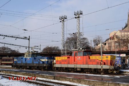 16.02.2012 - Brno hl.n.: červená 210.030-3 ve společnosti modré 210.008-3 © Ing. Miroslav Pösel