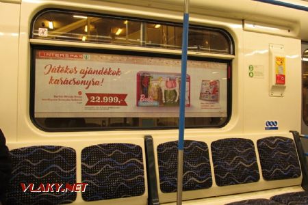 30.12.2017 – Budapešť: v metru se bohužel množí reklamy, kvůli kterým není vidět ven (dovnitř však ano, tedy opačně než u reklamních autobusů) © Dominik Havel