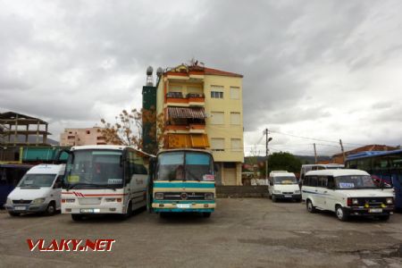 Elbasanské parkoviště sloužící autobusům je typickou formou albánského autobusového nádraží, 1.4.2018 © Jiří Mazal