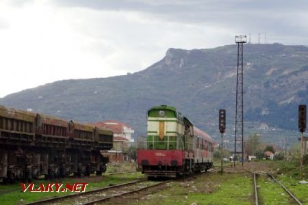 Elbasan, lokomotiva T669.1053 s vlakem z Durrësu, 1.4.2018 © Jiří Mazal