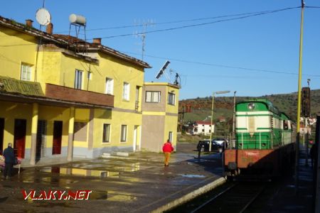 Rrogozhinë, vlak s T669.1047 do Fieru, 2.4.2018 © Jiří Mazal