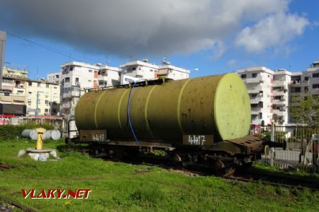 Durrës, cisterna je jedním podvozkem již mimo koleje, 2.4.2018 © Jiří Mazal