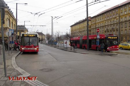 31.12.2017 – Budapešť: trolejbusová točna před nádražím Keleti – Ikarus 412T a Solaris Trollino 18 © Dominik Havel
