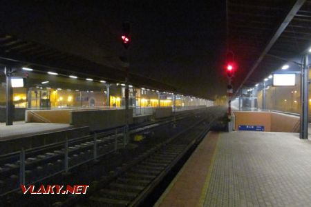 31.12.2017 – Vác: nádraží má některé nástupištní hrany rozdělené © Dominik Havel