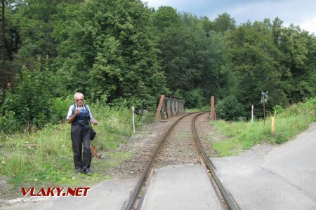 06.08.2011 - Tanvald: Zbyněk cestou od tunelu právě nahlédl do itineráře © Karel Furiš