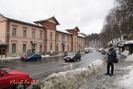 25.02.2012 - Tanvald: Zbyněk obdivuje hustý provoz v Krkonošské ulici před nádražím © Karel Furiš