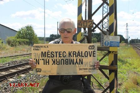 30.07.2015 - Velký Osek: Zbyněk našel u sloupu směrovku z motoráku © Karel Furiš
