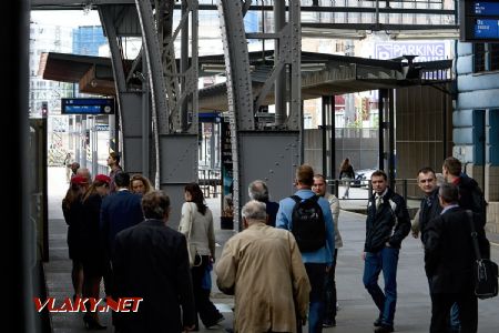 4.5.2018 - Praha hl.n.: nástup cestujících zvláštního vlaku © Jiří Řechka