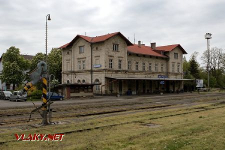 4.5.2018 - Lužná u Rakovníka: výpravní budova © Jiří Řechka