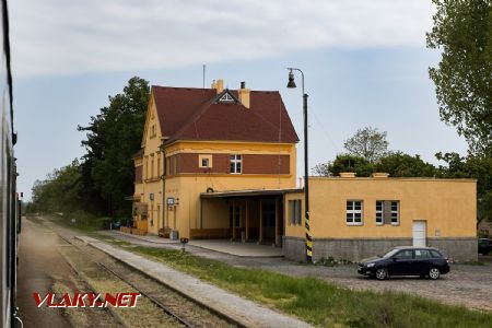 4.5.2018 - Stochov: výpravní budova po opravě © Jiří Řechka
