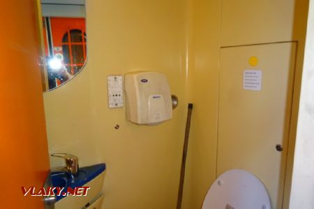 Vůz ř. WLABmee, WC se obsluhuje nenápadnými tlačítky ve stěně, 8.5.2018 © Jiří Mazal
