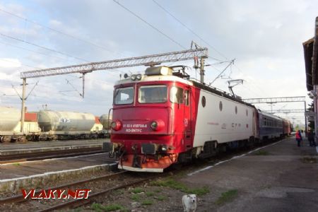 Teiuș, osobní vlak s lokomotivou ř. 41 a nezbytným toulavým psem, 8.5.2018 © Jiří Mazal