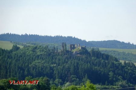 Zřícenina hradu Plaveč je viditelná od nádraží, 26.5.2018 © Jiří Mazal